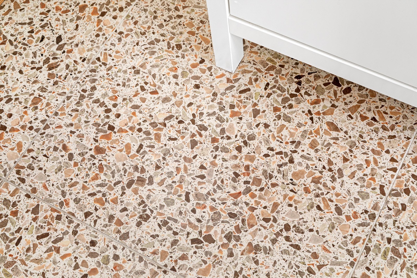 Terrazzomønstret flisgulv med gulvvarme Galleribilde