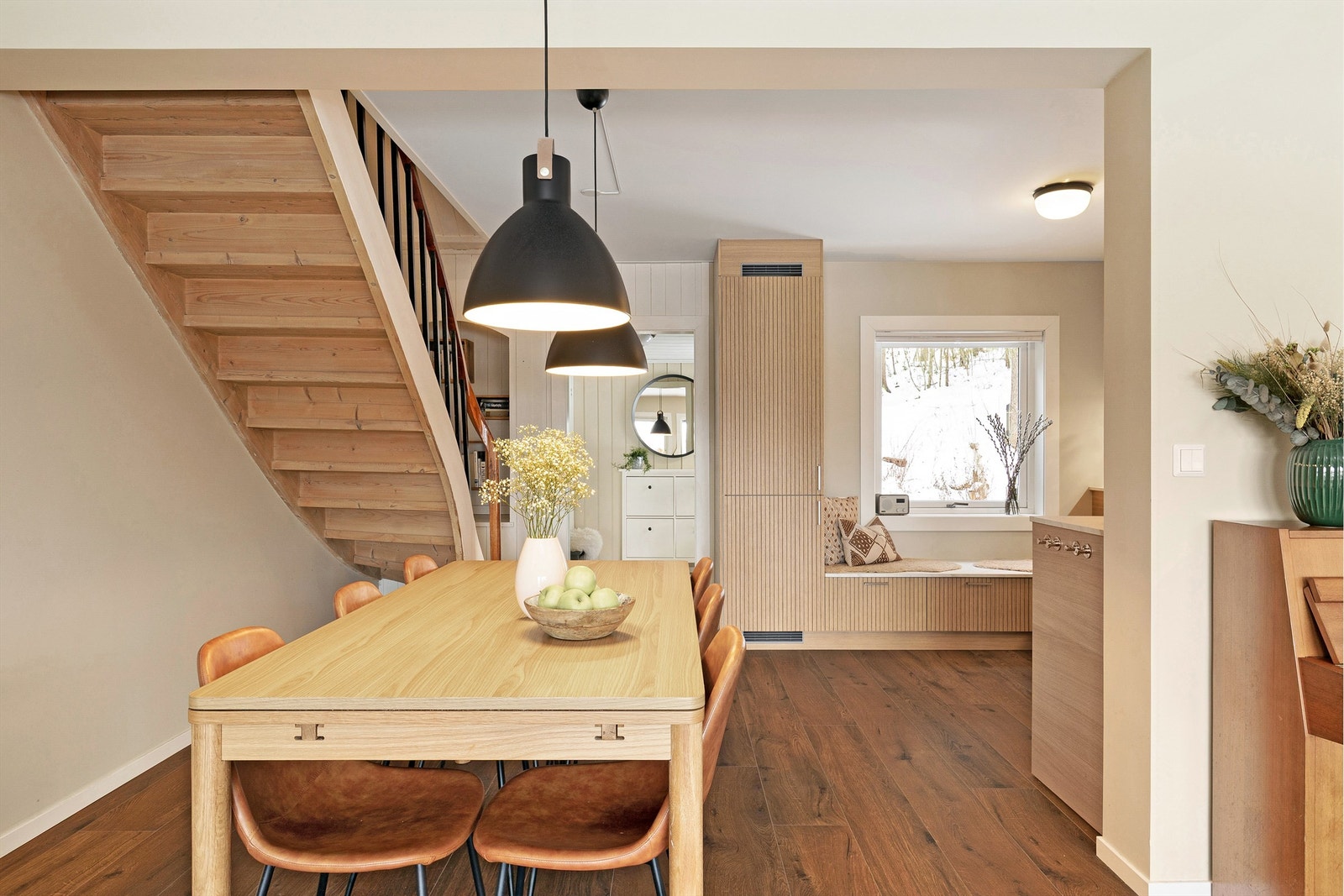 Naturlig overgang mellom kjøkken og spisestue/stue Galleribilde