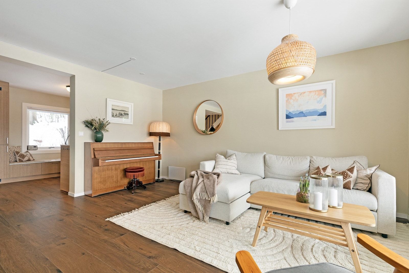 Lys og romslig stue med god plass til sittegrupper Galleribilde