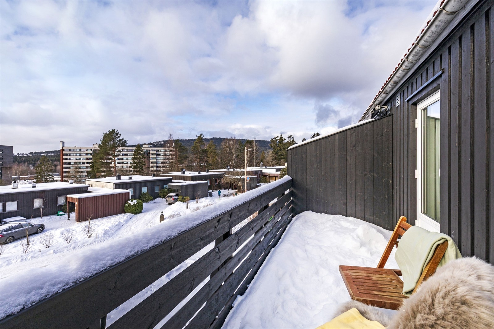 Stor balkong med fritt utsyn og gode solforhold Galleribilde