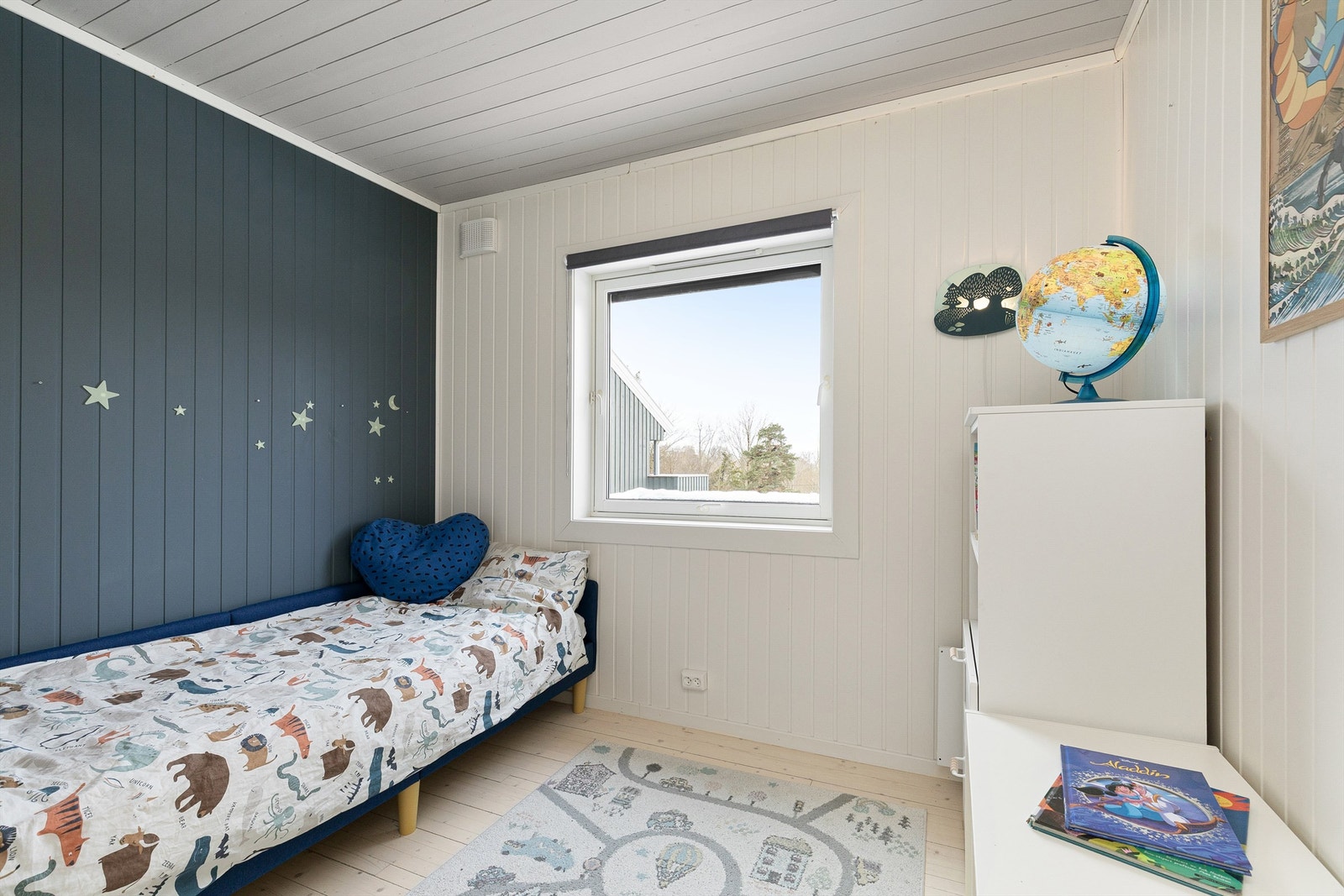 Koselig barnerom med god plass til seng og garderobeløsning. Originale heltre gulv og malte mdf-plater på veggene Galleribilde