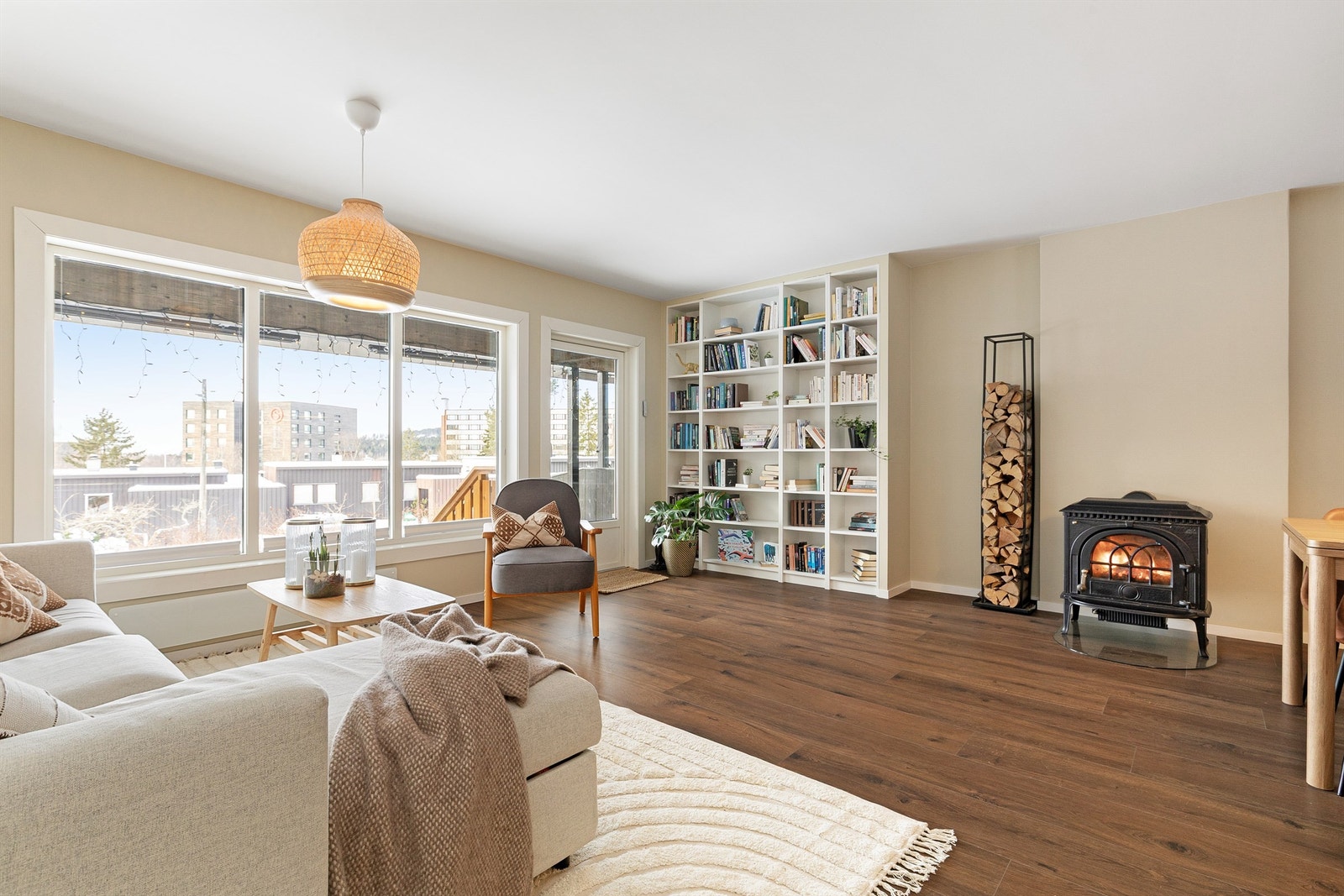 Plassbygget bokhylle i stuen medfølger Galleribilde