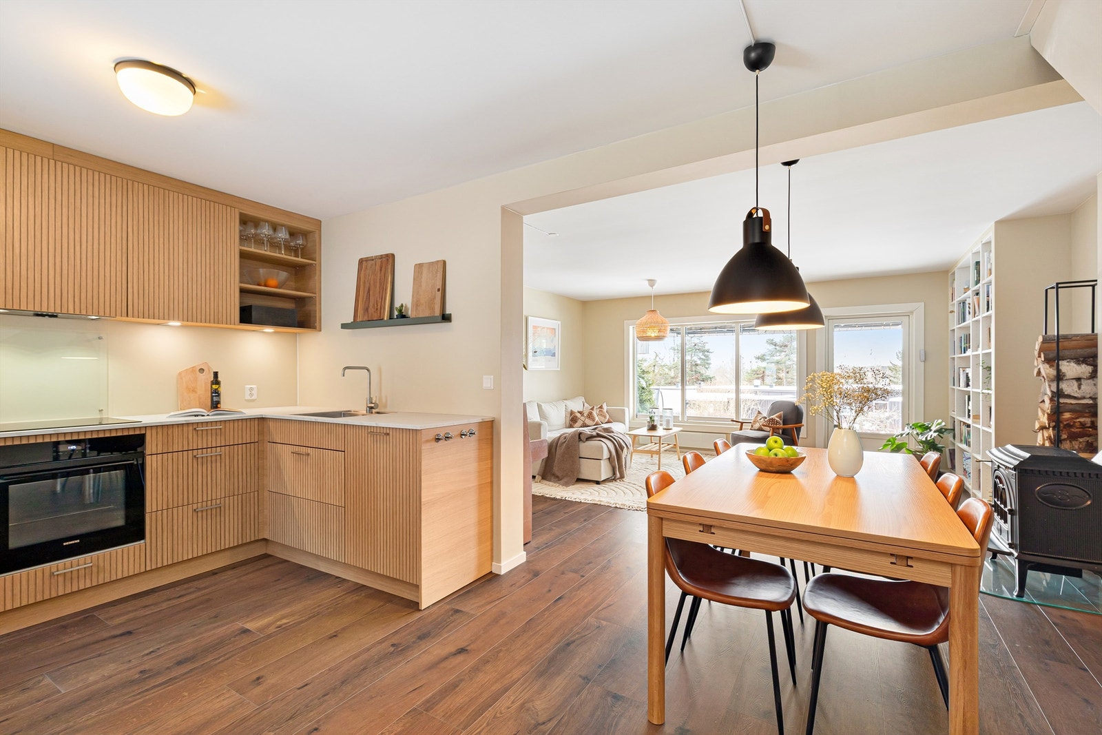 I forlengelsen av kjøkkenet er det god plass til langbord Galleribilde