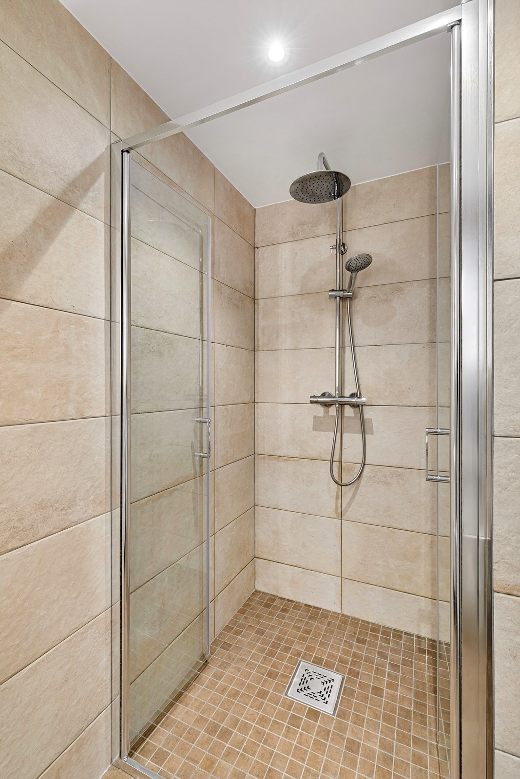 Ved oppussingen ble det tatt litt av tilstøtende soverom for å gi bedre plass til dusjnisje Galleribilde