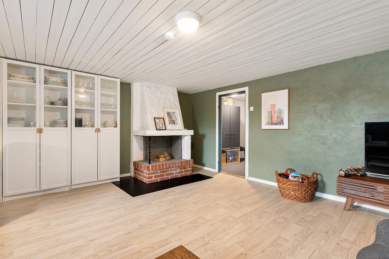 Eier har benyttet kjellerstuen som tv-stue, lekerom og hjemmekontor Galleribilde