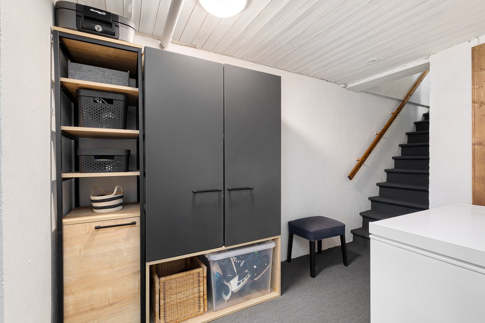 Plass til lagringsmøbler i kjellergangen Galleribilde