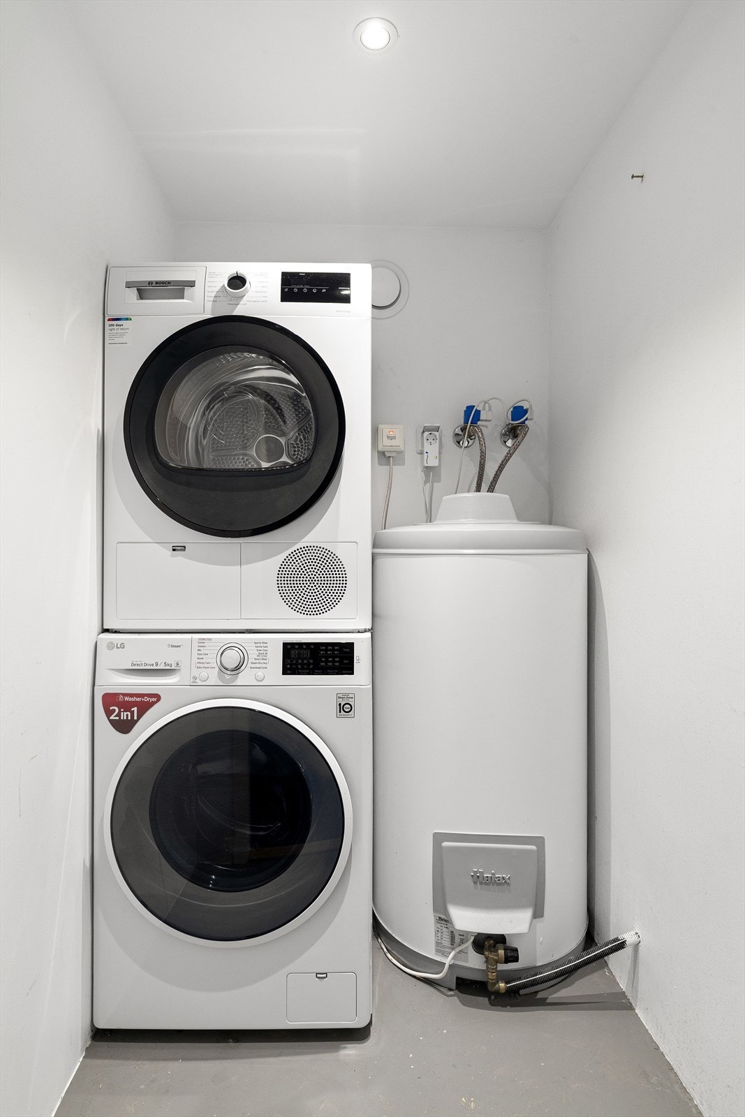 Rommet ved siden av badet er utstyrt med varmtvannsbereder og opplegg for vask/tørk. Det er ikke sluk i rommet men det er montert aquastop Galleribilde