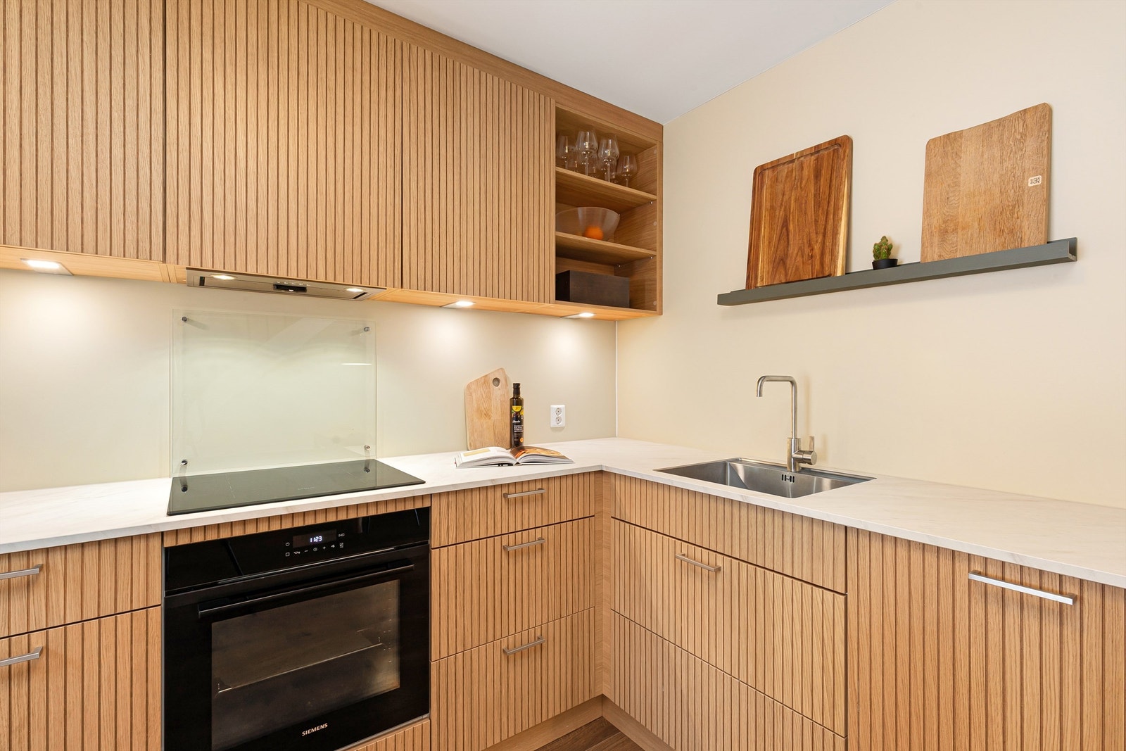 Overskap kun på den ene veggen gir en luftig og god romfølelse Galleribilde