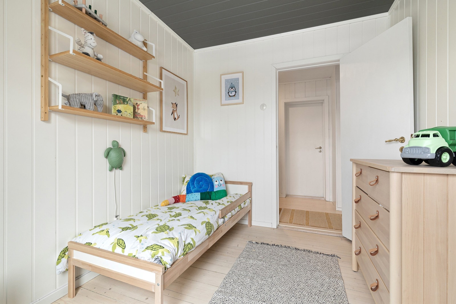 Det minste soverommet har også plass til seng og kommode Galleribilde