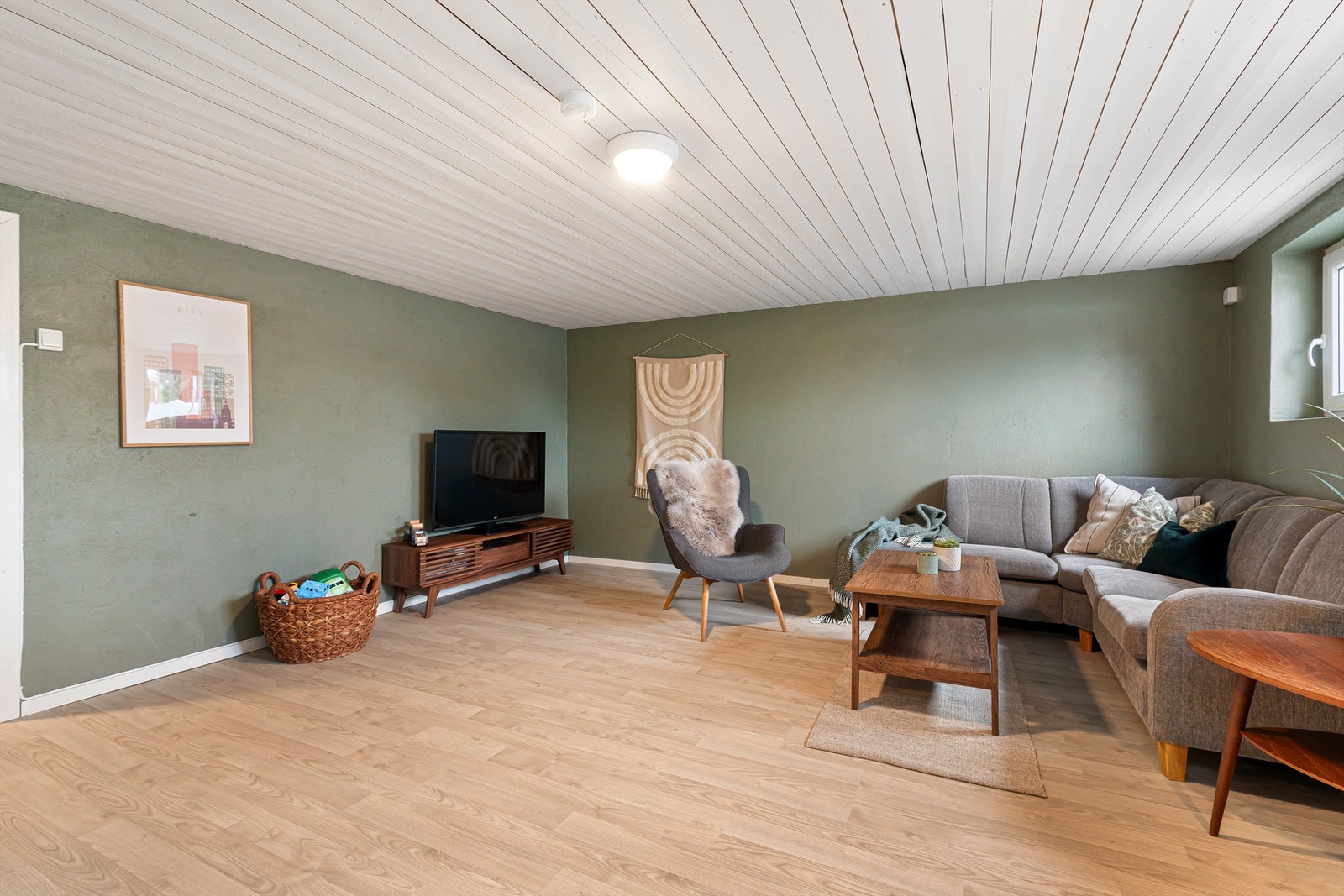 Stor kjellerstue som ble pusset opp i 2019 Galleribilde