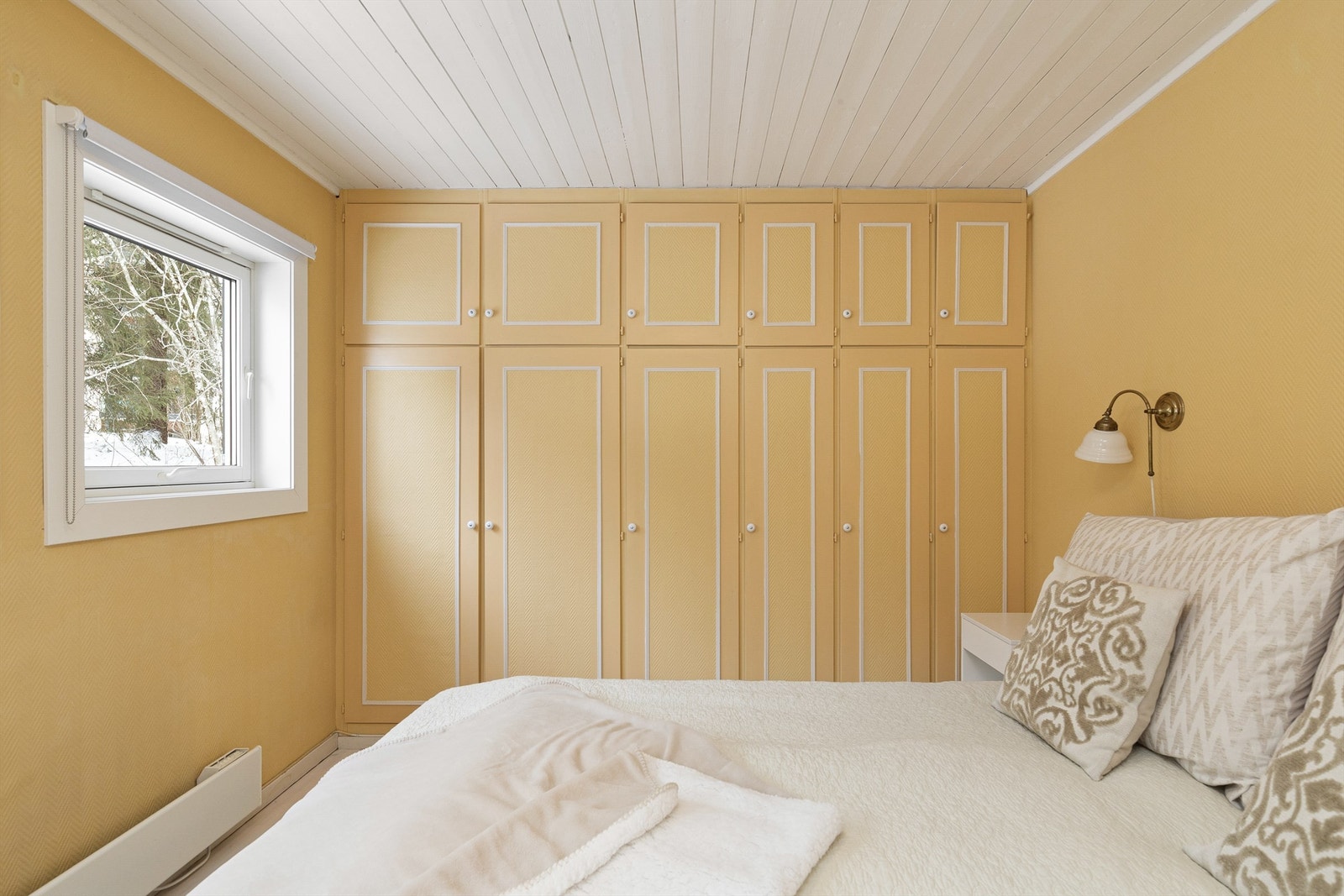 Godt med oppbevaringsplass i originale garderobeskap samt i kott over trappen. Originale heltre gulv. Strie på veggene Galleribilde