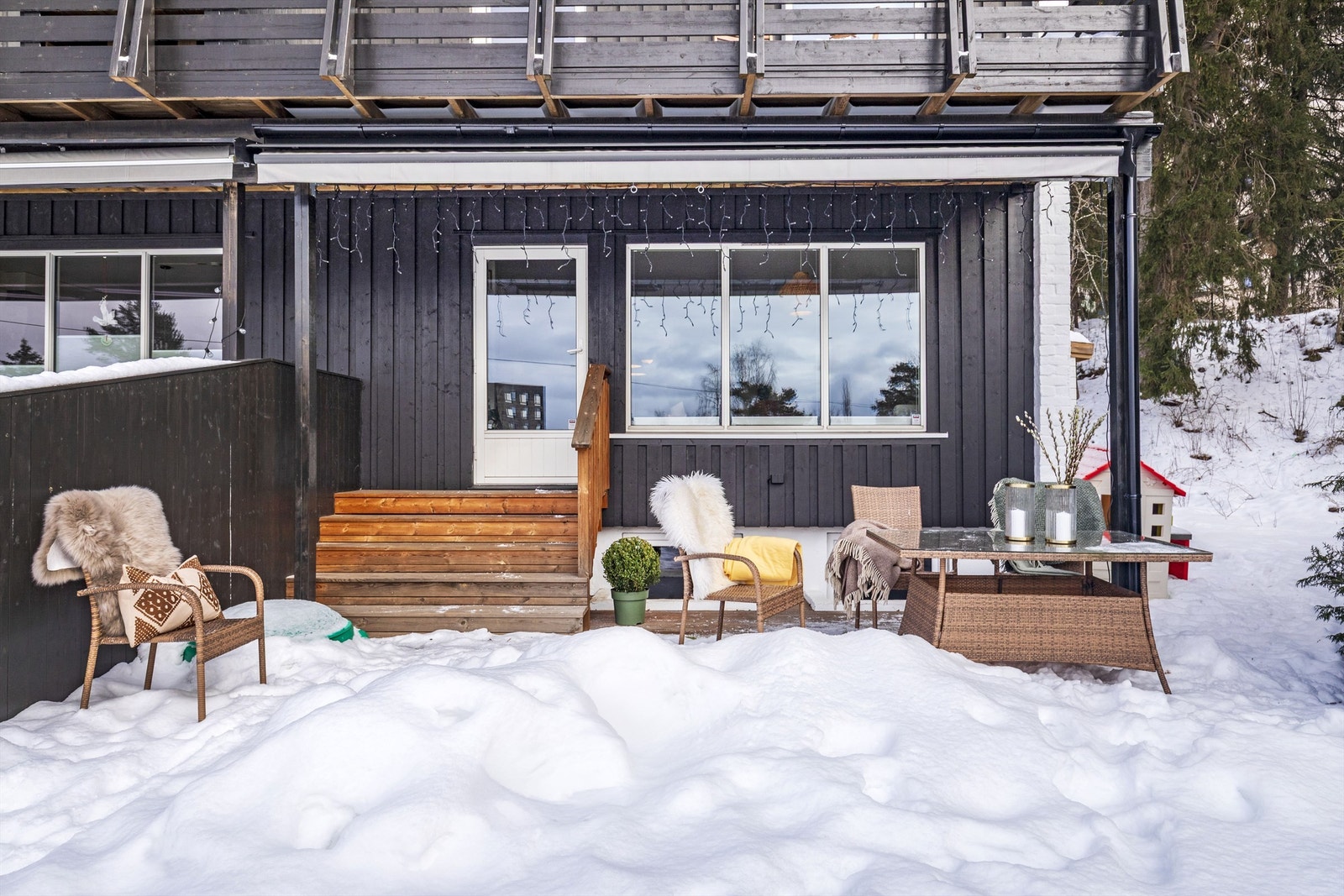 Koselig hage foran huset. Det er også bygget platting ved trappen og der er det plass til utemøbler, bord og grill Galleribilde