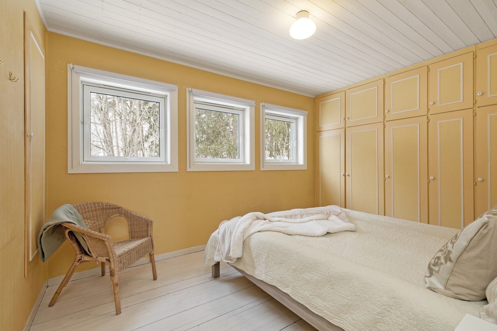 Hovedsoverommet har store vindusflater med hyggelig utsyn mot skogholtet Galleribilde