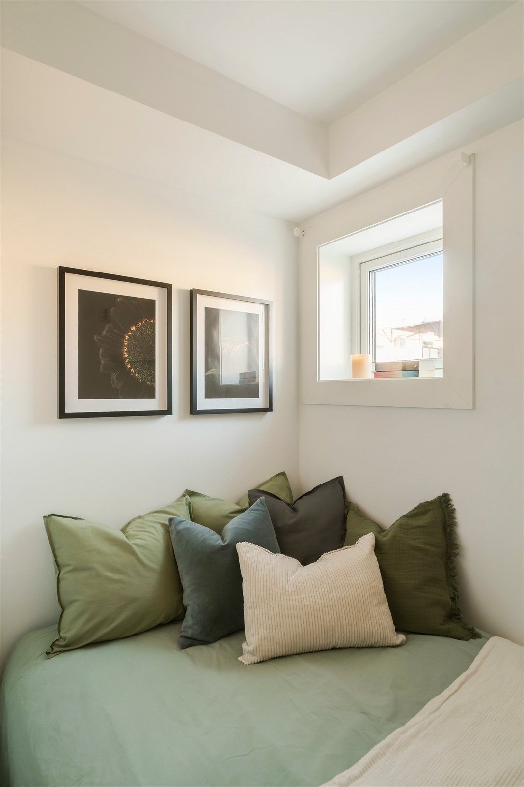 Rommet har vindu som gir naturlig lys. Sovealkoven vendt bort fra Elgeseter mtp. trafikkstøy. Galleribilde