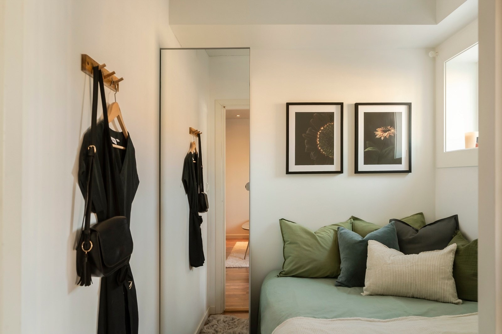 Sovealkoven er på ca. 4 m² og er effektivt utnyttet med plass til seng og nødvendig møblement. Galleribilde