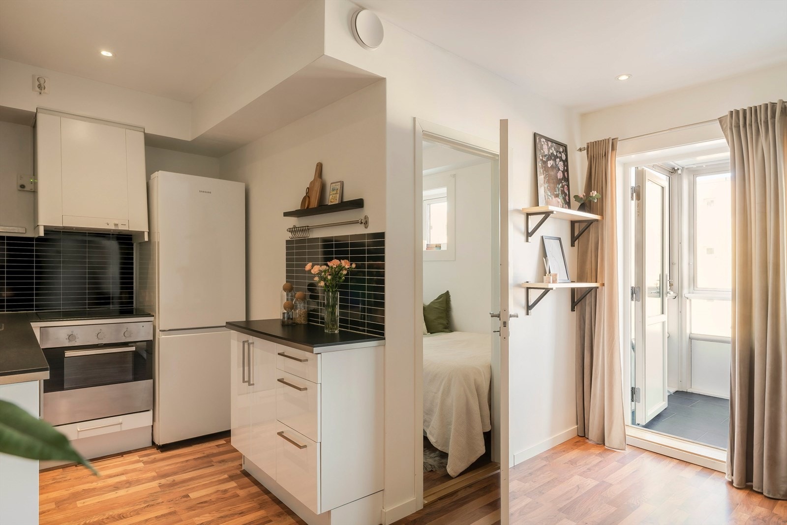 Stue og kjøkken er samlet i et åpent og funksjonelt oppholdsrom på ca. 20 m², med god plass til sofagruppe. Galleribilde