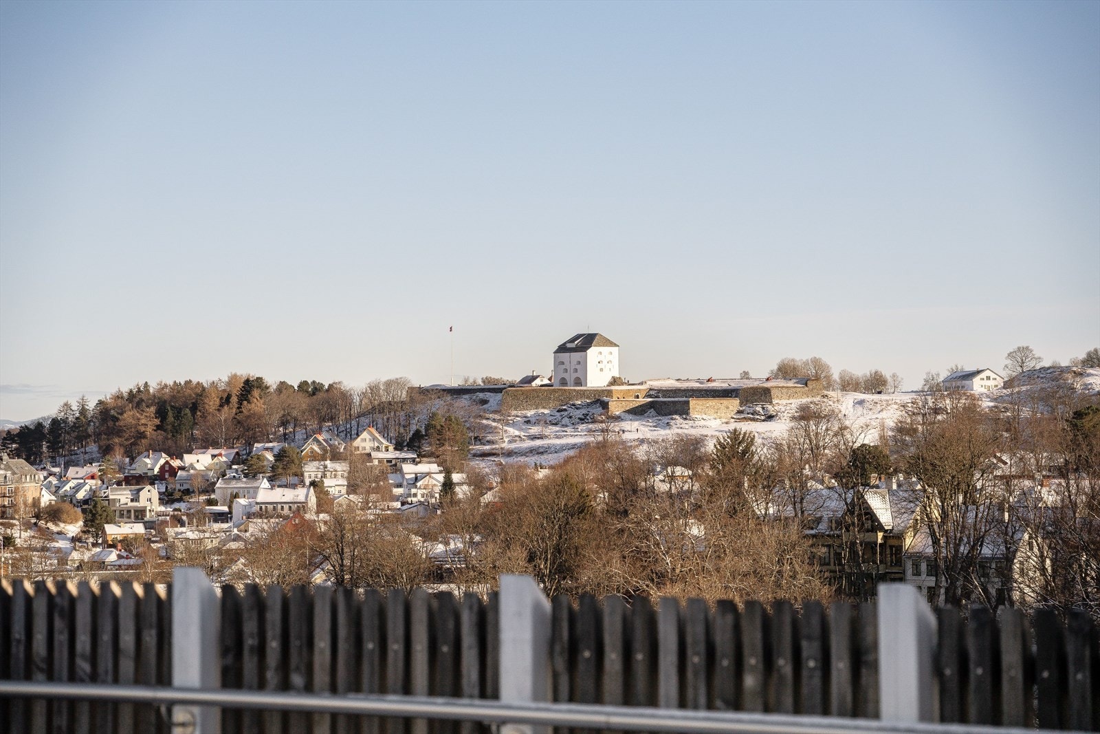 Fra leiligheten kan du ta heisen opp til 11. etasje og nyte både solen gjennom store deler av dagen, samt utsikten. Galleribilde