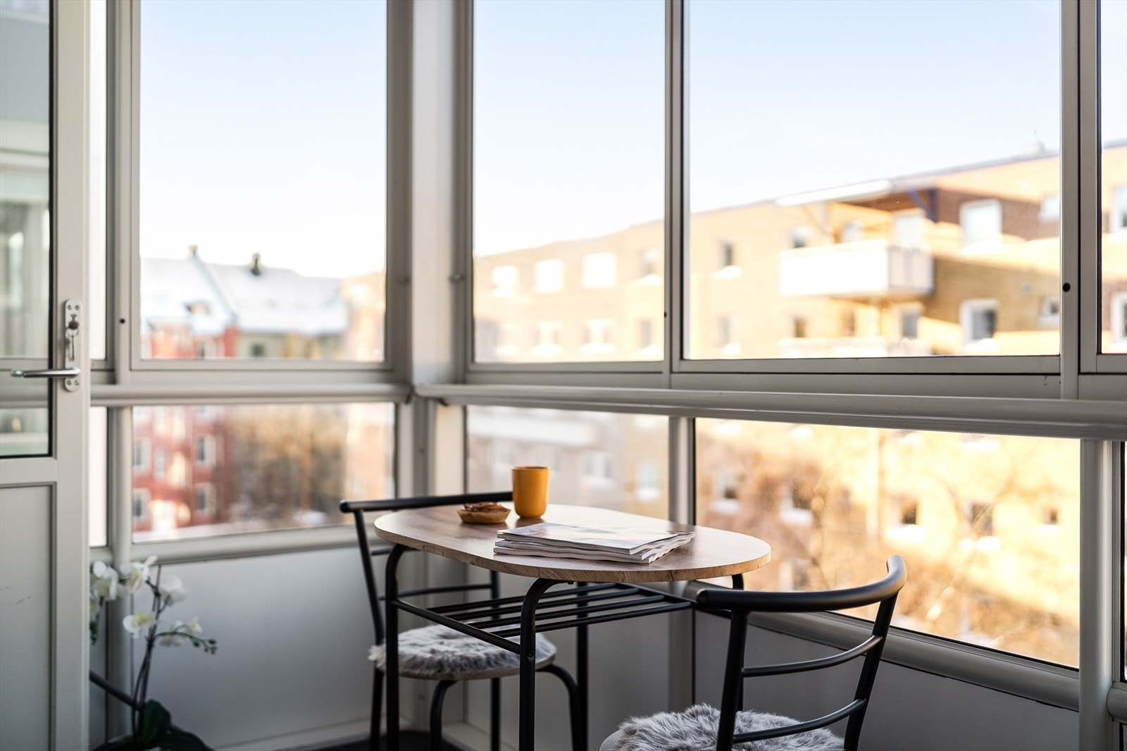 Det er også heis i bygget, samt mulighet for leie av P-plass etter søknad. Parkeringsplassene tildeles etter ansiennitet. Galleribilde