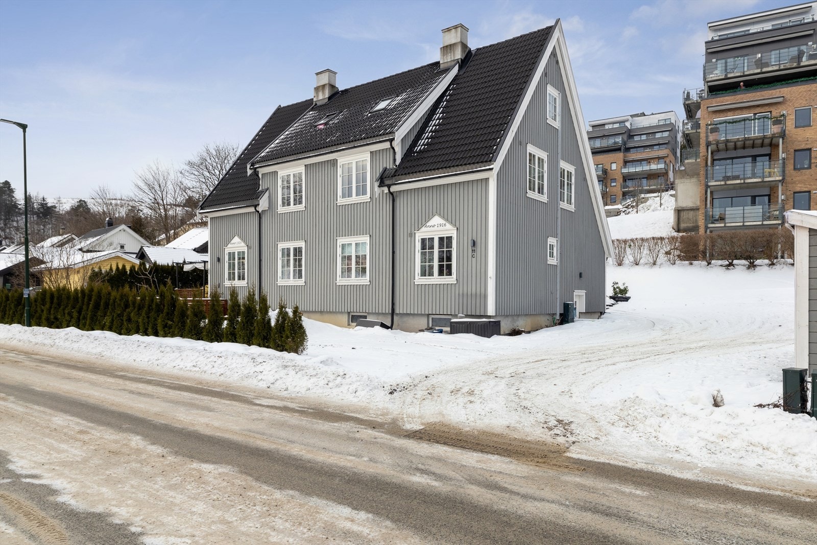 Godt opparbeidet uteareal rundt boligen med rom for både avslapning og parkering. Galleribilde