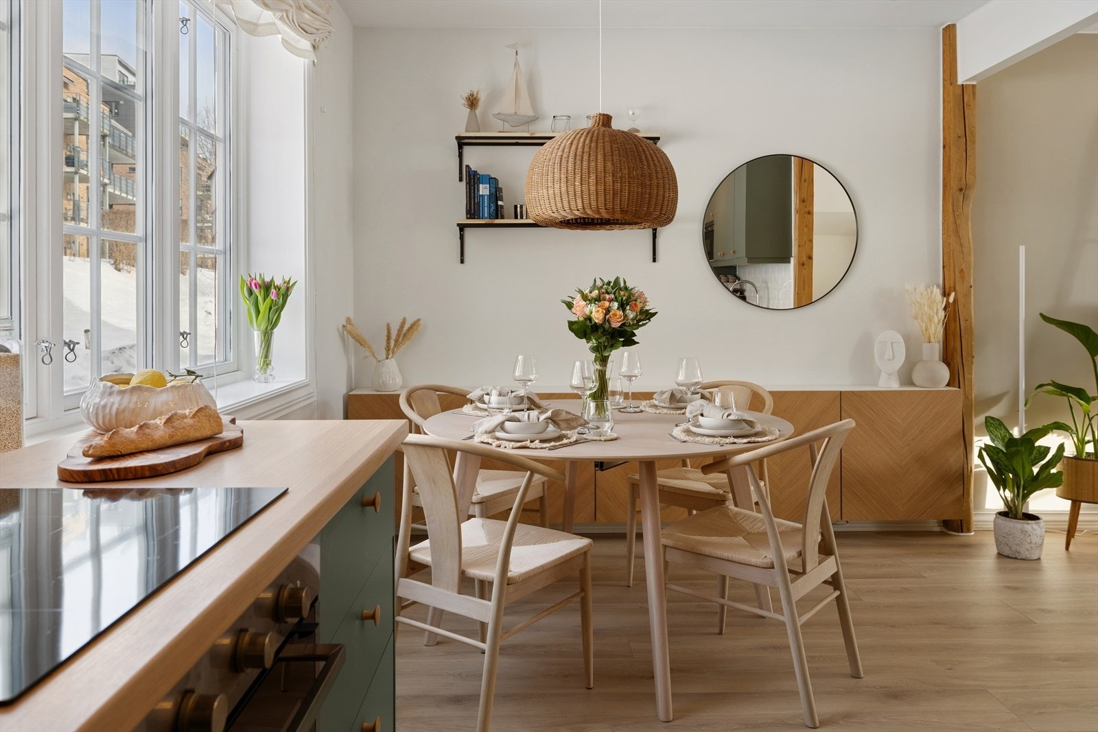 Vegghengte skap tilfører smart oppbevaring og et ryddig uttrykk. Galleribilde