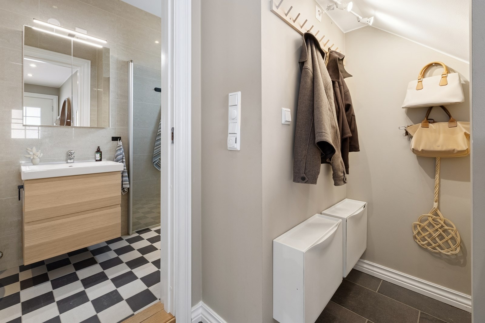 Delikat bad fra 2012 med sjakkrutet gulv, samt varmekabler. Galleribilde