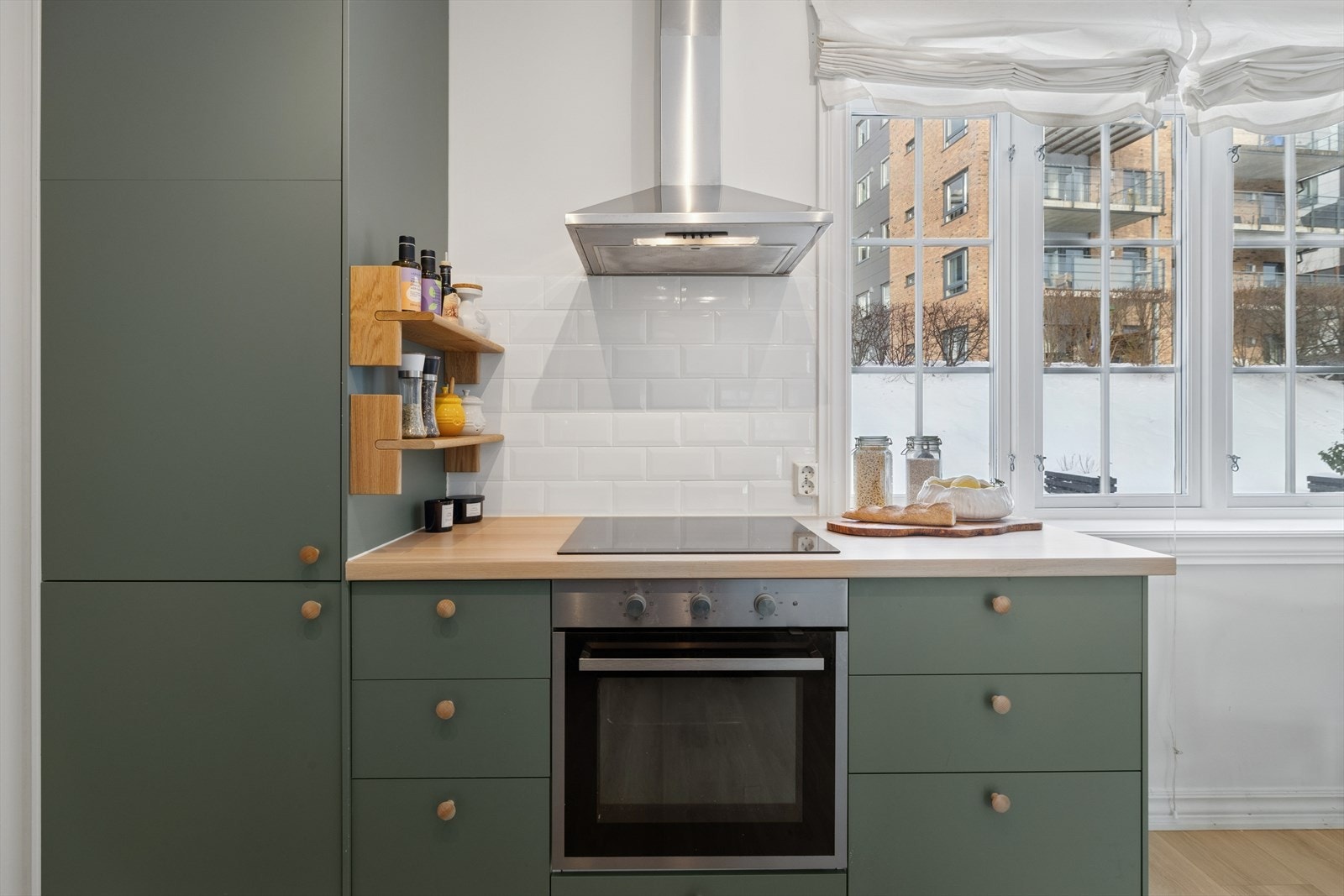 Praktisk kjøkkenløsning med integrerte hvitevarer og god arbeidsflate. Galleribilde