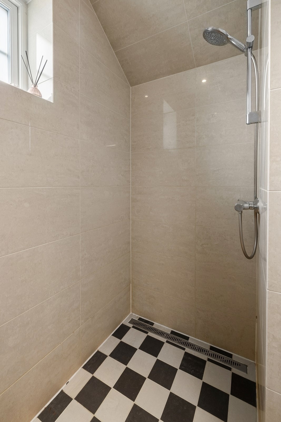 Dusjnisje med herdet glass og glatte fronter som skaper et stilrent uttrykk. Galleribilde