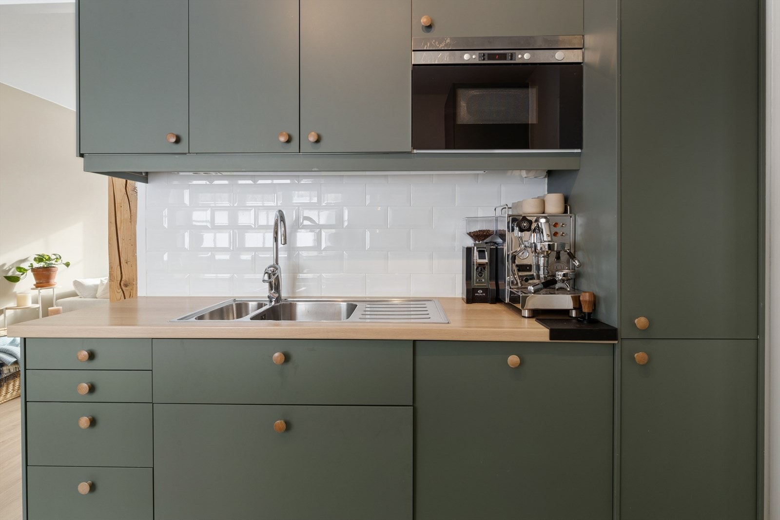 Elegant uttrykk med høyglansede subway-fliser og tidløst stål. Galleribilde