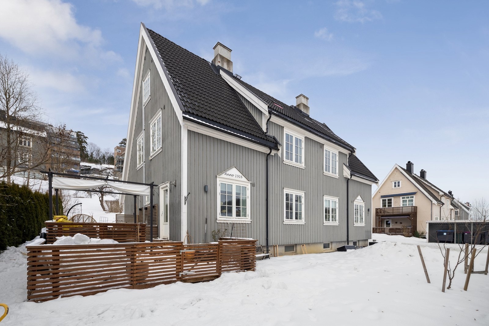 Velstelt plenlagt hage med solrik terrasse. Eiendommen har også en romslig gårdsplass med gode parkeringsmuligheter. Galleribilde