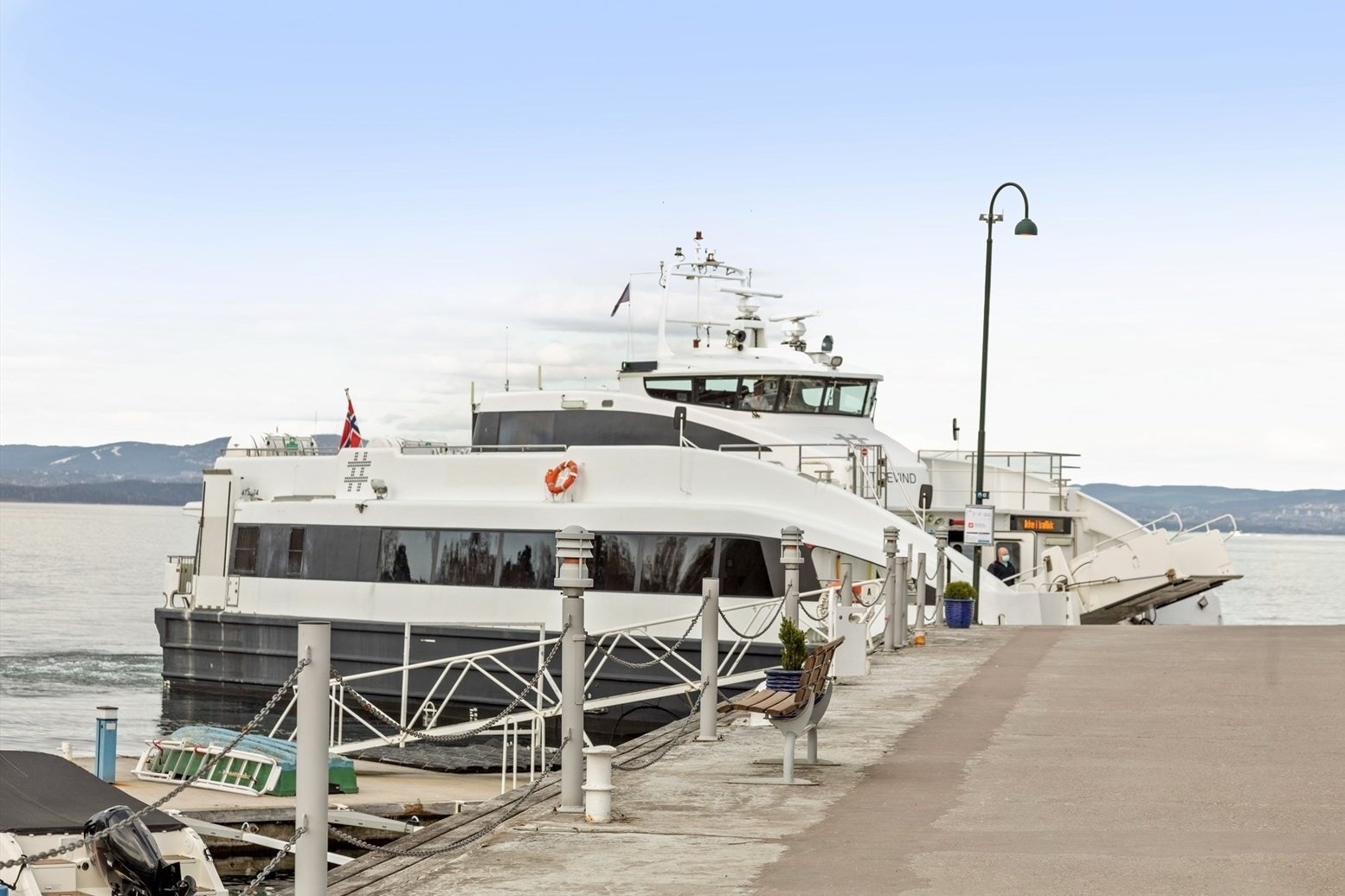 Slemmestad brygge med hurtigbåtforbindelse - rask og vakker vei inn til Oslo. Galleribilde