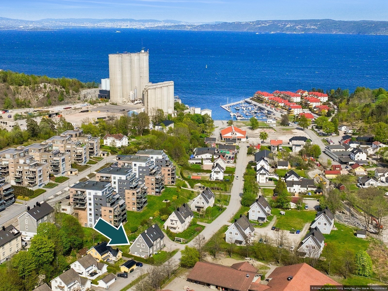 Kyststier og strandperler langs fjorden i gåavstand fra boligen. Galleribilde