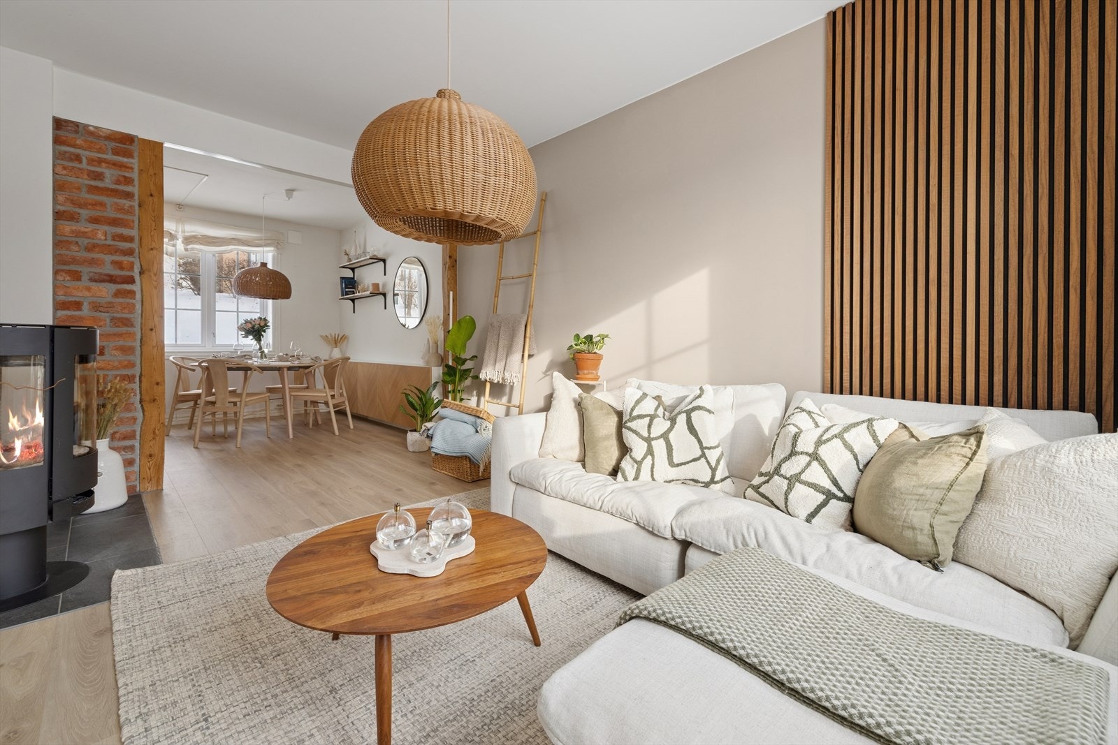 Luftig stue med vinduer i to himmelretninger og en naturlig sone for sofakos. Galleribilde