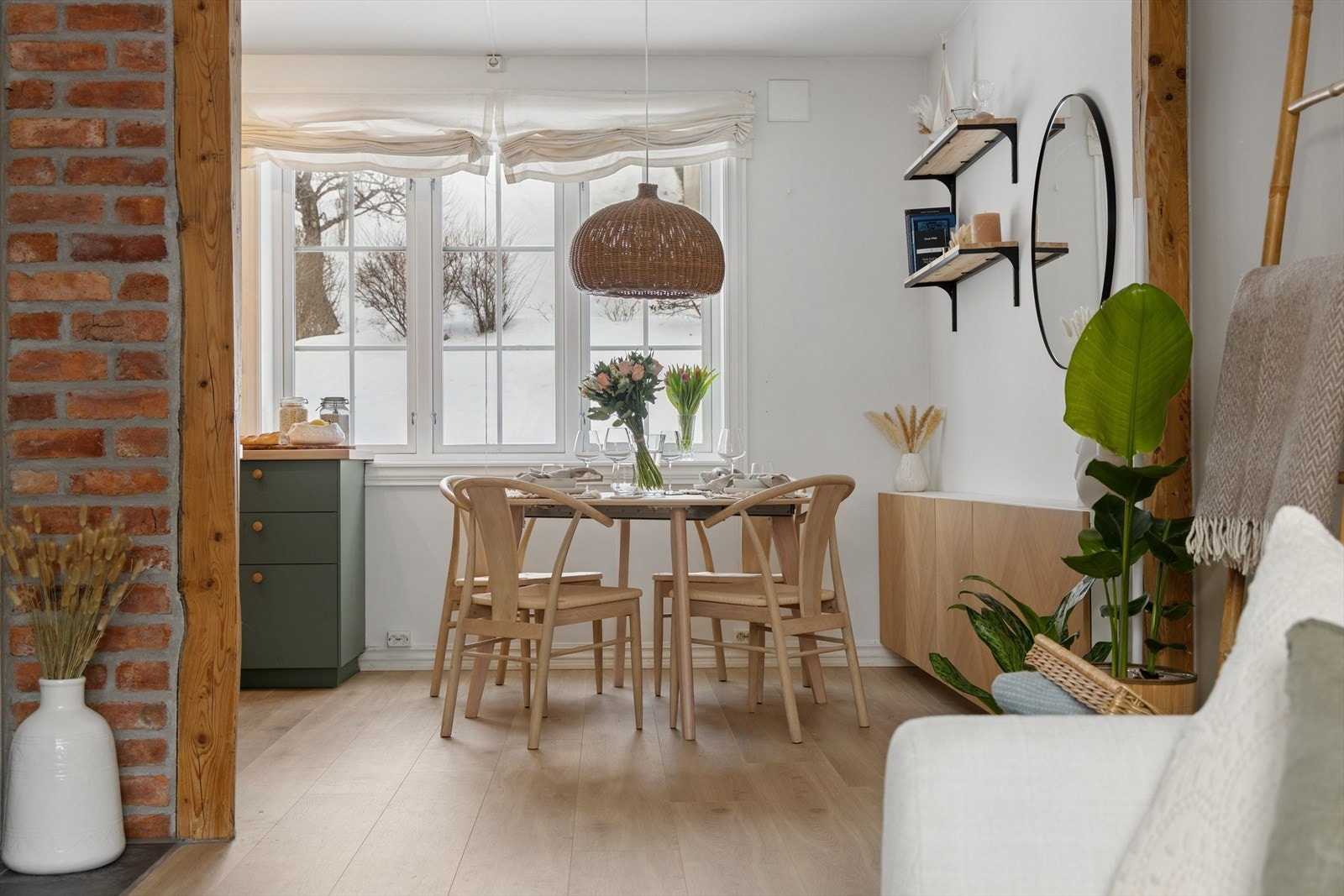 Harmonisk fargepalett løfter rommet og fremhever de originale detaljene med teglsteinsvegg og vakre trebjelker. Galleribilde