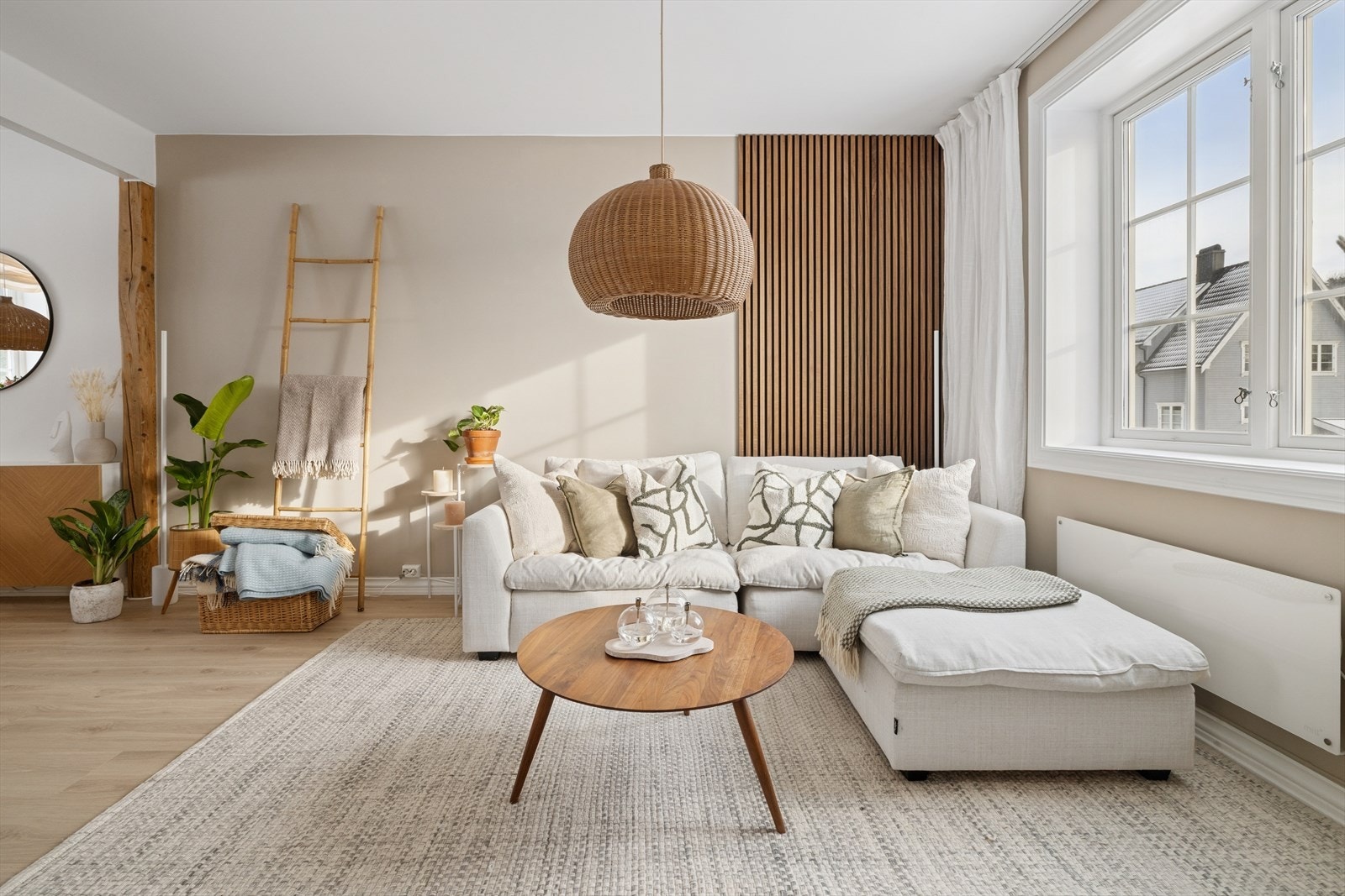 Åpent og innbydende oppholdsrom der dagslyset får spille hovedrollen. Galleribilde