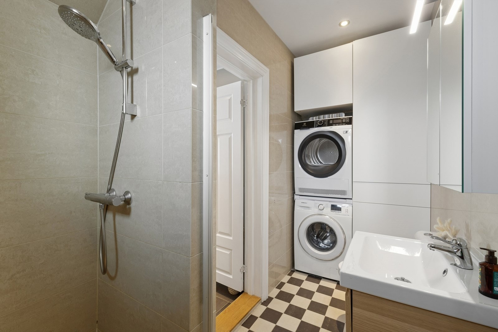 Smart vaskeromsavdeling inne på badet med vaskesøyle og høyskap. Galleribilde