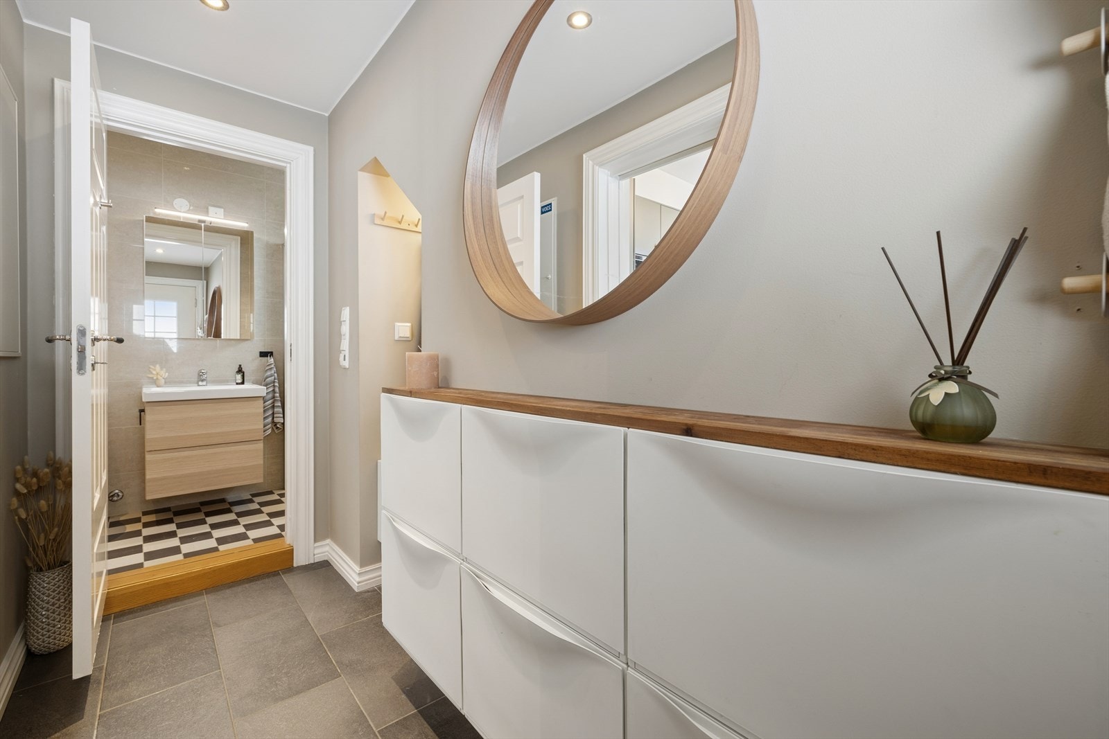 Velkomstpreget privat entré med fliser, skoskap og knaggrekker. Galleribilde