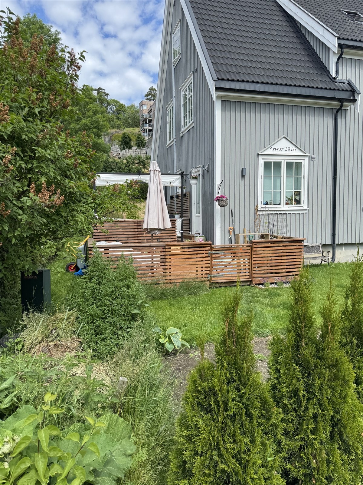 Sjarmerende fasade med historisk karakter og gjennomført stil. Galleribilde