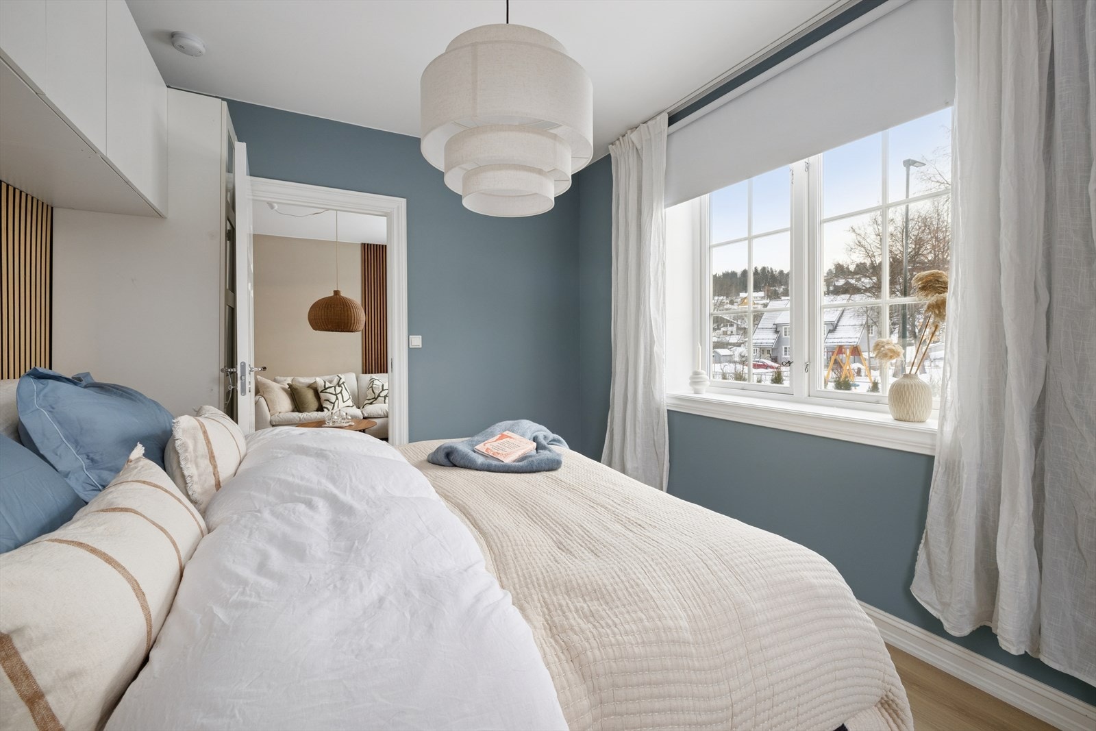 God oppbevaring med både garderobeskap og skap med frostede glassfronter. Galleribilde