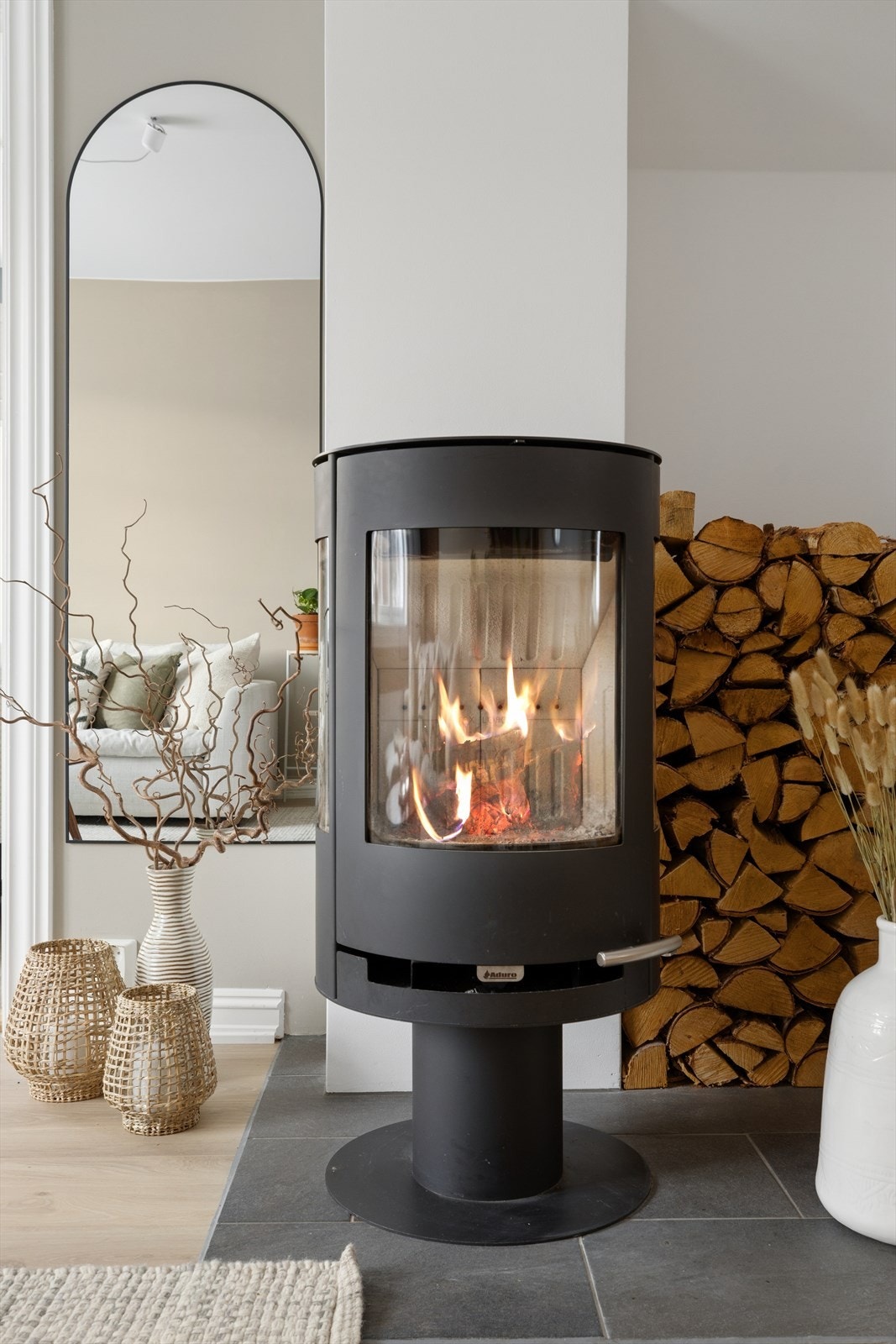 Peisovnen skaper en varm atmosfære - perfekt for rolige kvelder. Strømforbruk siste året har vært på ca 7 500 - 7 100 kWh de siste par årene. Galleribilde