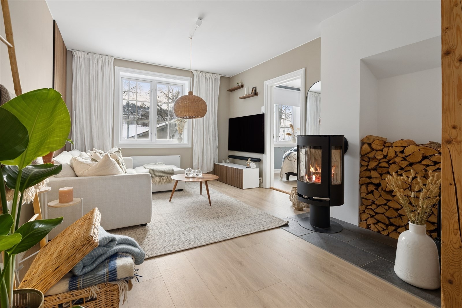 Praktisk og pyntelig vednisje til ved gir både orden og sjarm. Galleribilde