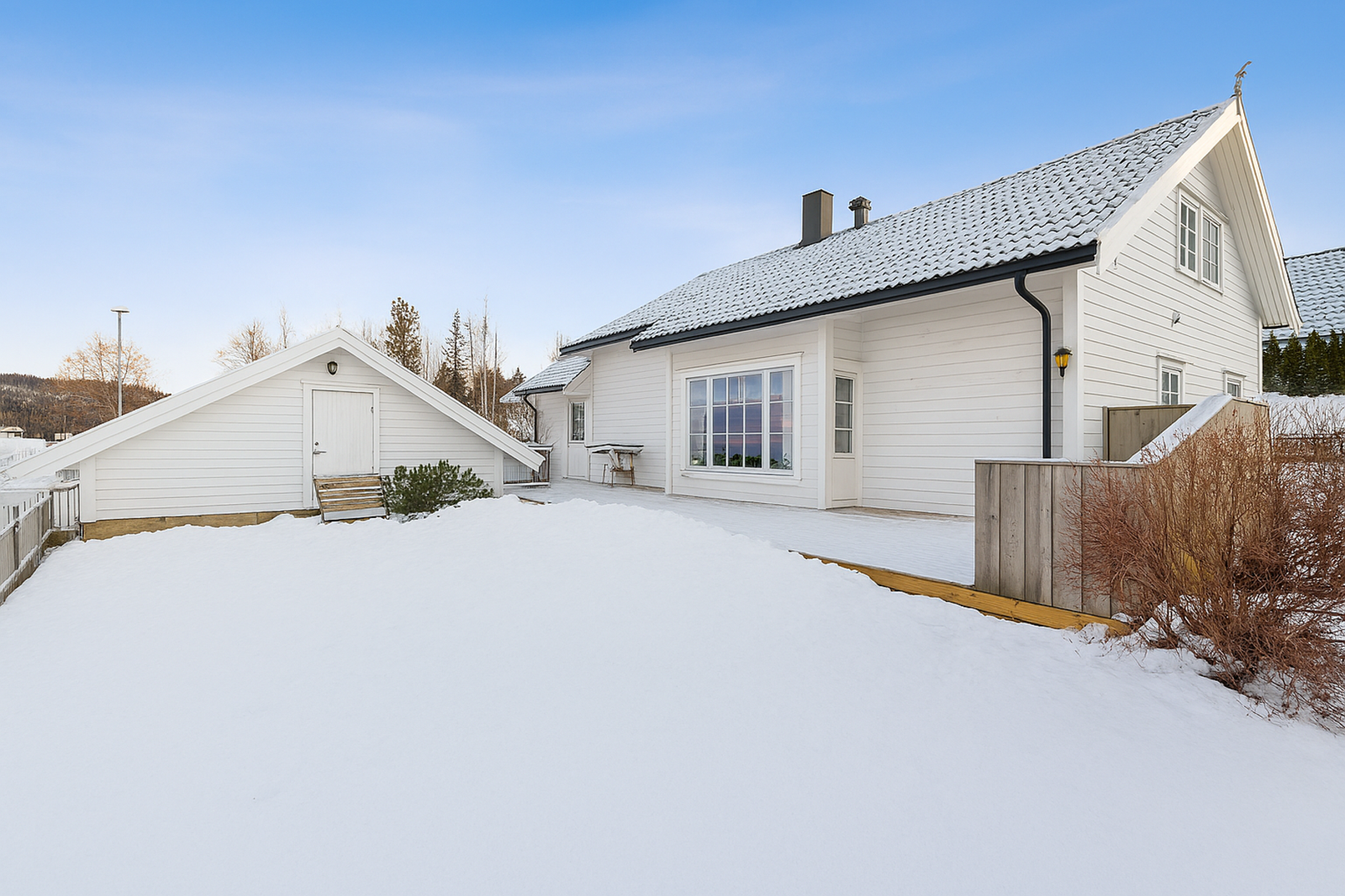 Boligen har dobbelgarasje, beliggende i et rolig og barnevennlig nabolag. Praktisk adkomst til loft over garasje for enkel lagring av utemøbler etc. Galleribilde