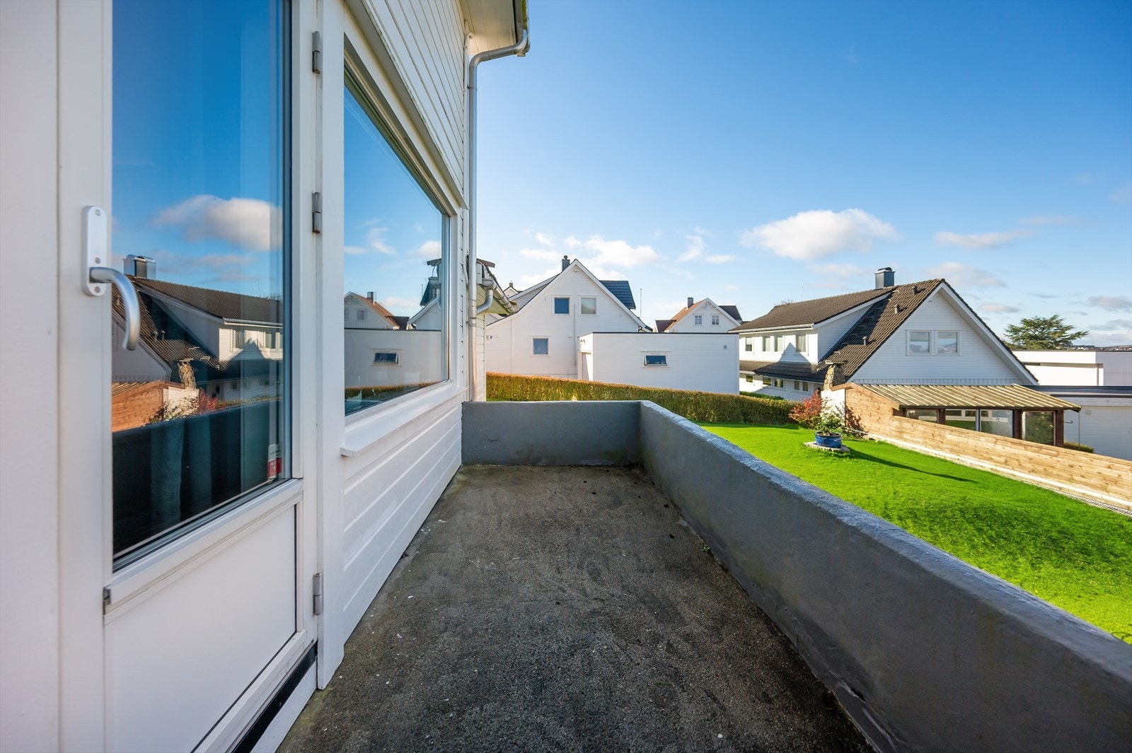 Fra stuen er det utgang til terrasse og videre ut til hagen. Galleribilde