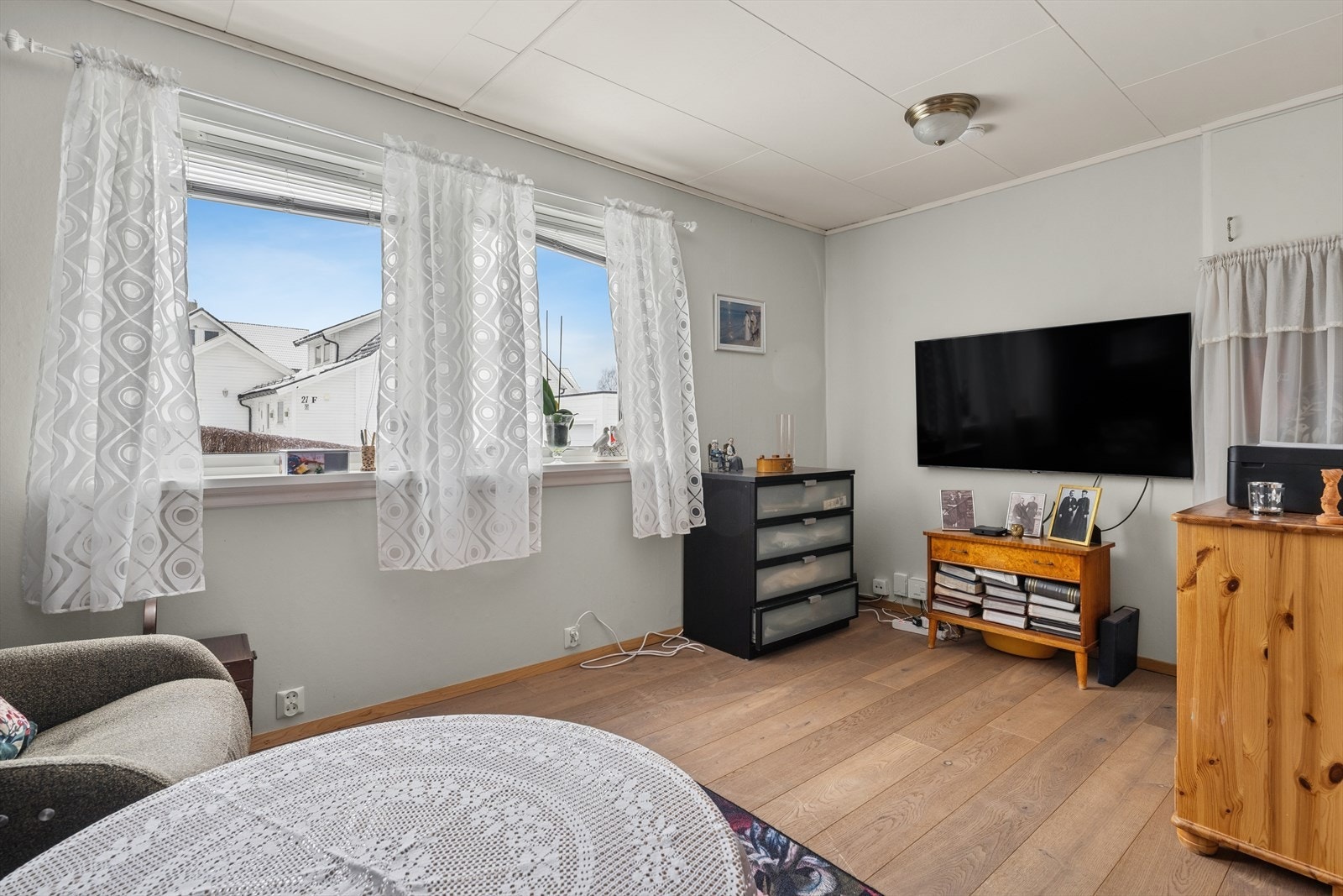 Ett av soverommene benyttes av dagens eier som en ekstra tv-stue. Galleribilde