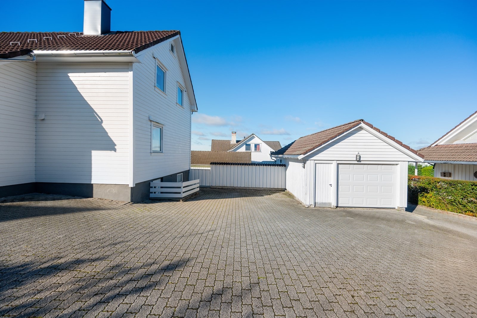 Biloppstillingsplass til flere biler på den store gårdsplassen, samt garasje. Galleribilde