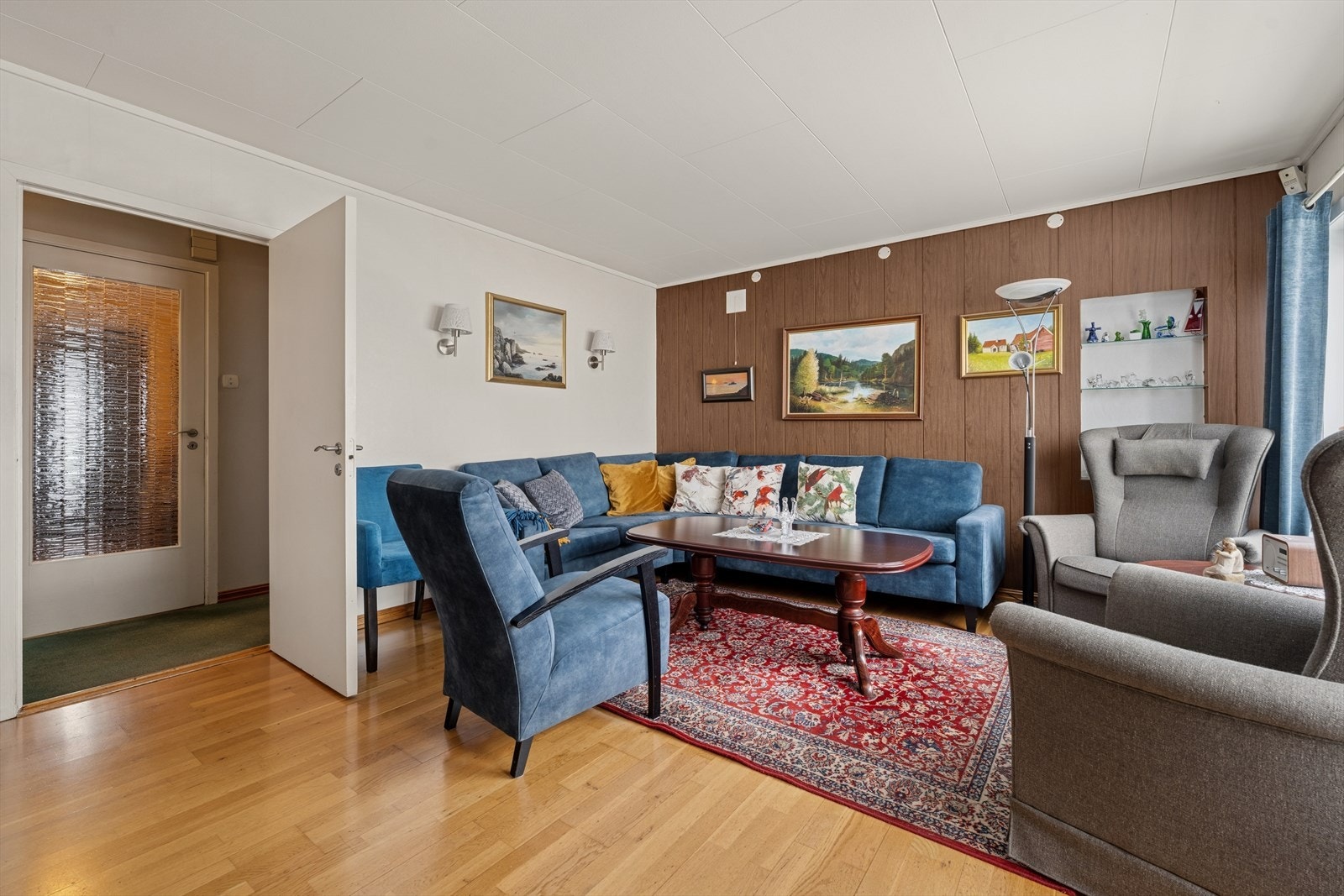 Stuen er lys og romslig med gode møbleringsmuligheter. Galleribilde