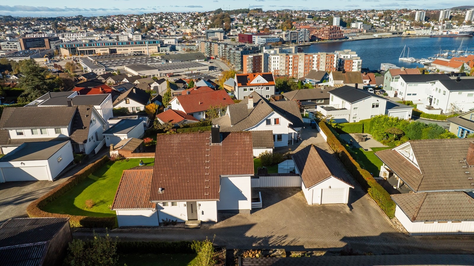 Eiendommen er solrik og ligger i ett attraktiv og barnevennlig boligområde på Hana. Galleribilde