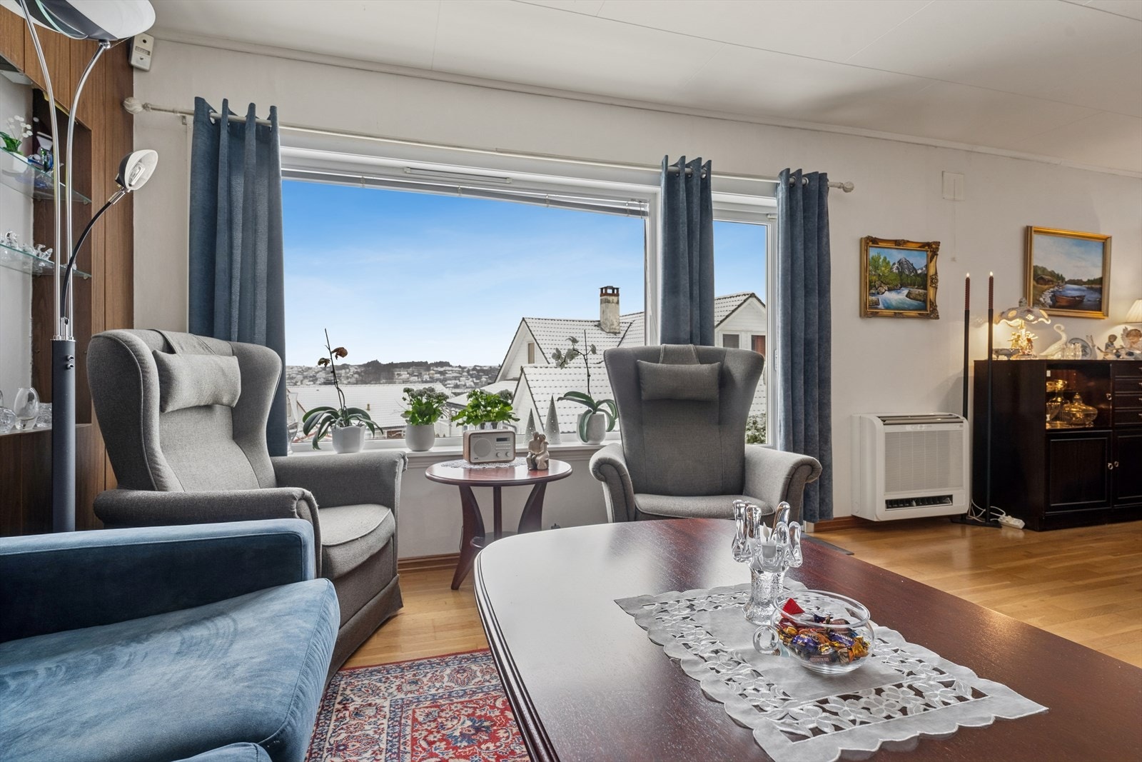 Boligens hovedetasjen inneholder entré, bad, stue, kjøkken og to soverom. Galleribilde