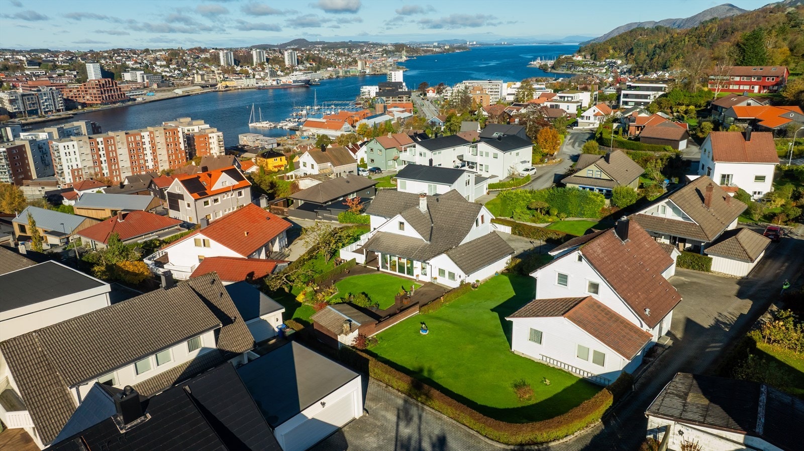 Fra boligen er det gangavstand til skoler, barnehage og dagligvarebutikker. Galleribilde