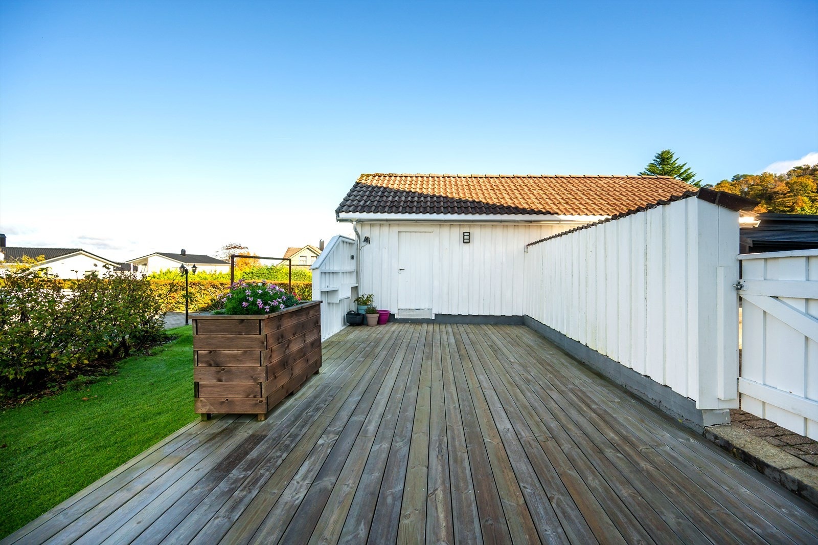 Stor og skjermet terrasse. Galleribilde