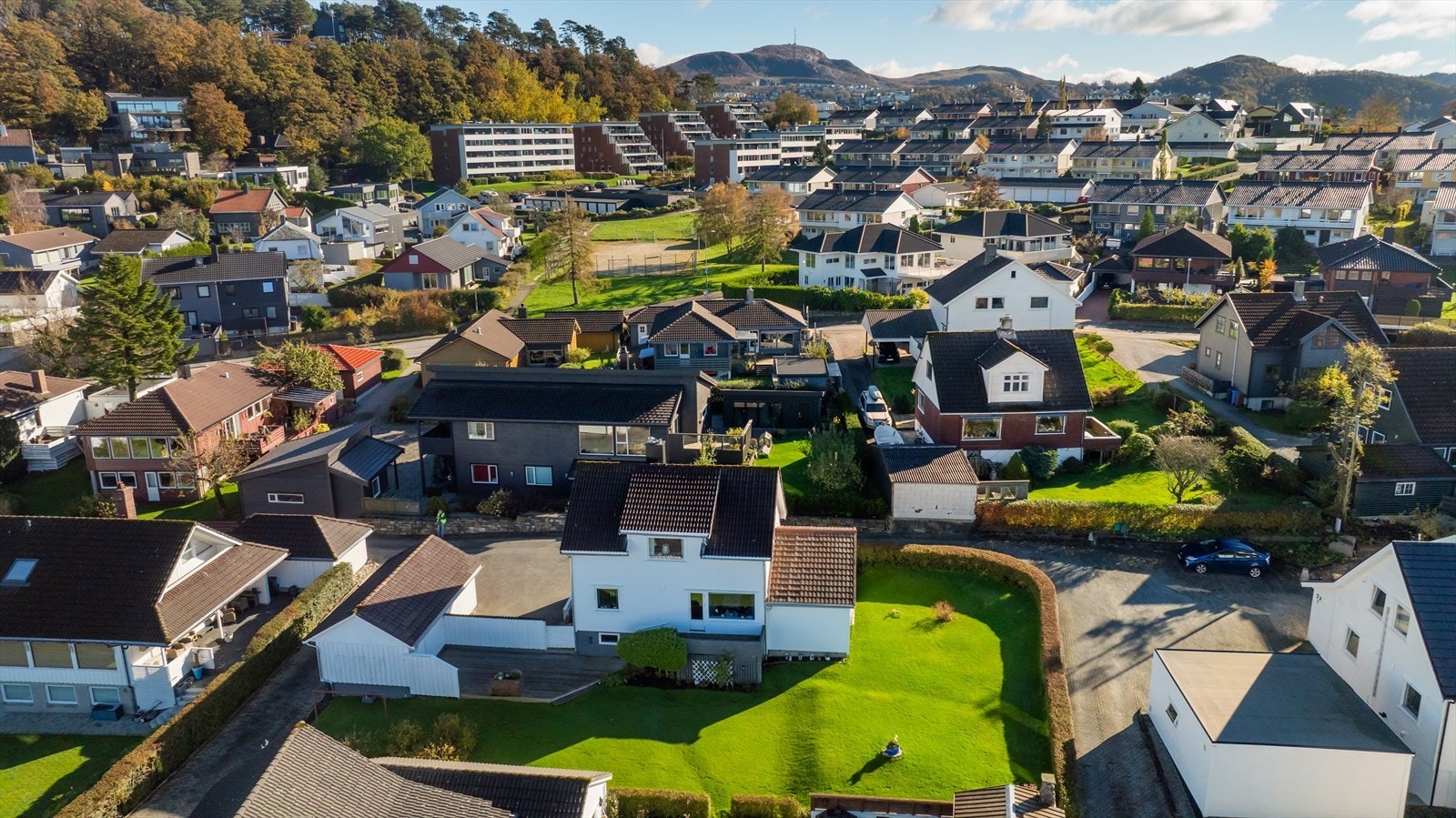 Nærmeste dagligvarebutikker er Coop Extra Hana Sanz (ca. 8 minutters gange unna) og Coop Extra Austrått (ca. 11 minutters gange unna). Galleribilde